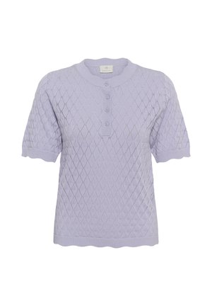 Top de punto lavanda de manga corta con patrón de diamantes, puños y dobladillo acanalados, y cuatro botones en la tapeta frontal.