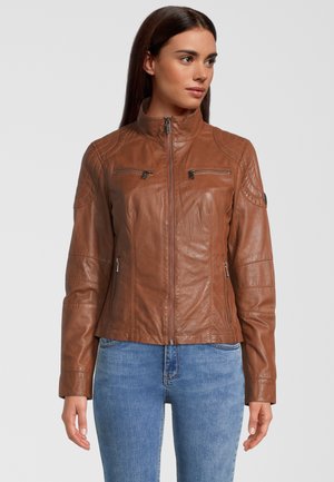 Veste en cuir marron avec fermeture éclair à l'avant, col montant et détails matelassés aux épaules. Comprend deux poches poitrine zippées et un design ajusté.