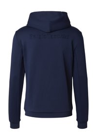 Námořnicky modrá mikina s texturovanými zády, s kapucí se stahovací šňůrkou, žebrovanými manžetami a vyraženým logem na horní části zad.