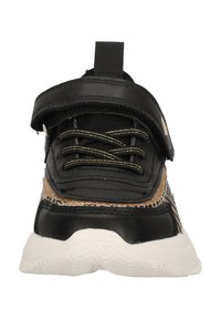 Chaussure de sport noire avec dessus en maille, détails dorés et fermeture à lacets élastiques. Dispose d'une robuste semelle extérieure blanche et d'une boucle au talon pour un enfilage facile.