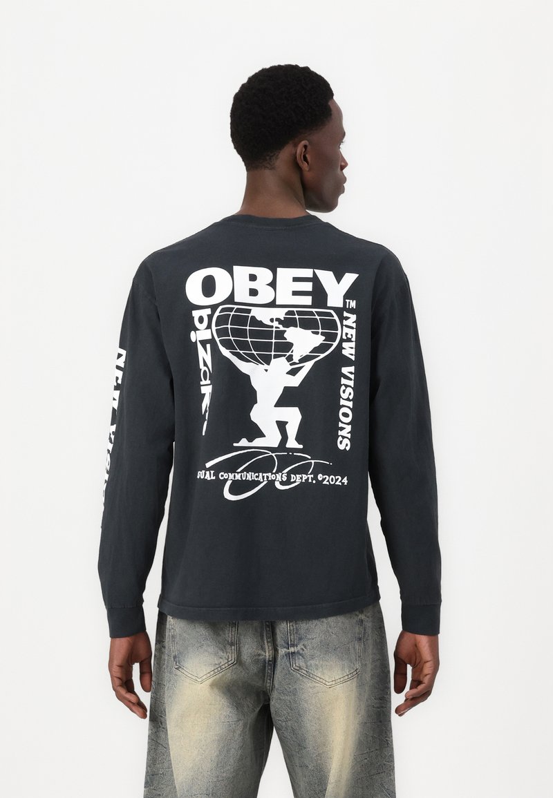 Schwarzes Langarm-T-Shirt mit weißem Grafikdruck, der Text und eine Figur, die einen Globus hält, auf dem Rücken zeigt. Lässige Passform, Rundhals.