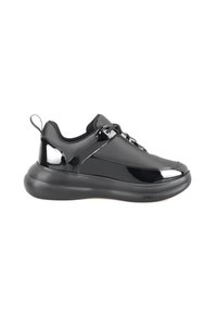 Schwarze Sneakers mit einem glatten, glänzenden Lederoberteil, schlankem Design, schwarzer Gummisohle und reflektierenden Akzenten. Schnürverschluss mit einer Schlaufe an der Rückseite.