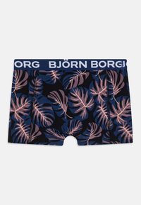 Bóxer con base azul marino, que presenta un patrón de hojas tropicales en rosa y azul oscuro. Cintura elástica etiquetada "BJÖRN BORG."
