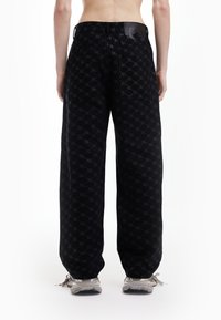 FAVELA MONOGRAM UNISEX - Løst sittende jeans - black denim
