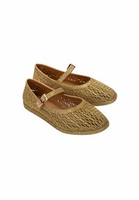 Bailarinas doradas con un upper tejido texturizado, punta redonda y correa ajustable. La suela es plana y lisa, diseñada para el confort.