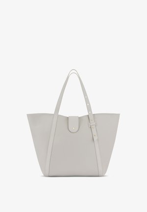 Sac fourre-tout gris clair en matériau lisse, avec deux longues poignées, une fermeture à rabat et des accents en métal doré.