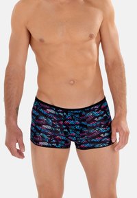 Herren-Badehosen mit schwarzem Grund und geometrischem Muster in Blau-, Rosa- und Lila-Tönen. Elastischer Bund für zusätzlichen Komfort.