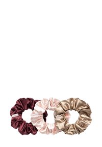 Tre scrunchies in satin color bordeaux, rosa chiaro e beige. Presentano una texture morbida e lucida con tessuto arricciato e senza hardware visibile.