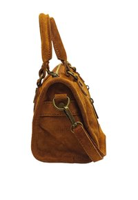 Sac à main en suede marron avec une forme structurée, des doubles poignées, des finitions en bronze et une fermeture éclair. Il comprend une bandoulière amovible.