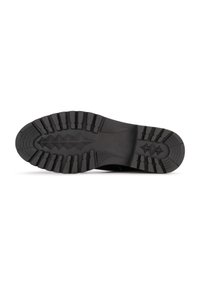Suela de goma negra con un patrón de banda de rodadura resistente, que presenta profundas ranuras y acentos elevados para mayor tracción y durabilidad.