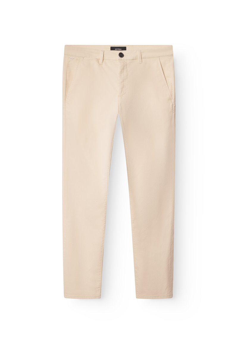 Beige katoenen broek met een slanke pasvorm, voorzien van steekzakken aan de voorkant, een knoopsluiting en een subtiele textuur. Geen patronen of accenten.