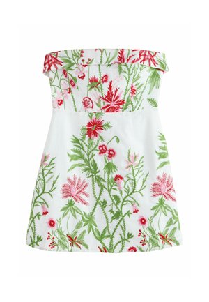 Rochie albă fără bretele cu broderie florală roșie și roz și tulpini verzi cu frunze care acoperă țesătura.