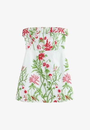 Rochie albă fără bretele cu broderie florală roșie și roz și tulpini verzi cu frunze care acoperă țesătura.