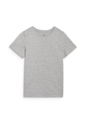 Prosty jasnoszary t-shirt z krótkim rękawem i okrągłym dekoltem, rozłożony na płasko na białym tle.