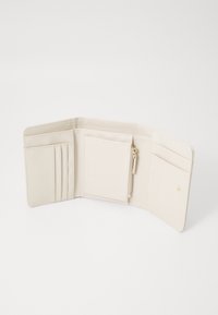 Portefeuille beige en cuir lisse, avec plusieurs emplacements pour cartes, une pochette à pièces zippée et une fermeture à bouton pression.