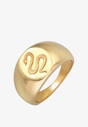 Goldring mit einem glatten, abgerundeten Band und einer runden Oberseite, die mit einem Schlangendesign in einer strukturierten Oberfläche geprägt ist.