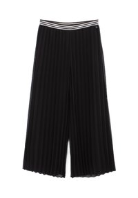 Zwarte geplooide culottes met een brede, gestreepte tailleband in zwart-en-witte tinten. Lichtgewicht, vloeiende stof benadrukt textuur en beweging.