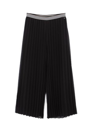 Zwarte geplooide culottes met een brede, gestreepte tailleband in zwart-en-witte tinten. Lichtgewicht, vloeiende stof benadrukt textuur en beweging.