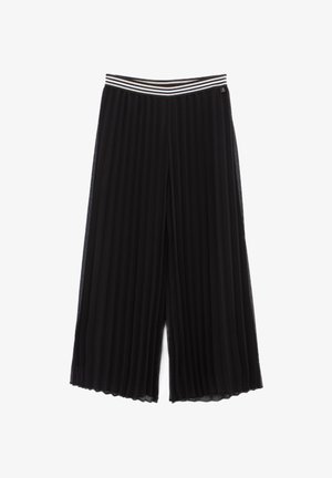 Culottes negros plisados con una cinturilla ancha a rayas en tonos de negro y blanco. Material ligero y fluido que realza la textura y el movimiento.