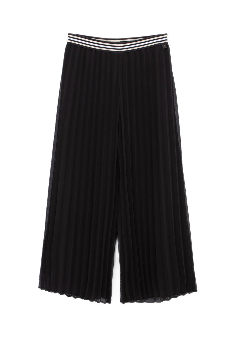Zwarte geplooide culottes met een brede, gestreepte tailleband in zwart-en-witte tinten. Lichtgewicht, vloeiende stof benadrukt textuur en beweging.