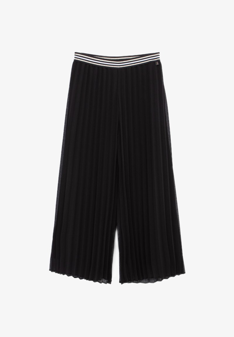 Zwarte geplooide culottes met een brede, gestreepte tailleband in zwart-en-witte tinten. Lichtgewicht, vloeiende stof benadrukt textuur en beweging.