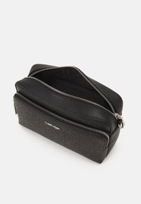 Calvin Klein MUST CAMERA BAG MONO - Olkalaukku - black mono
