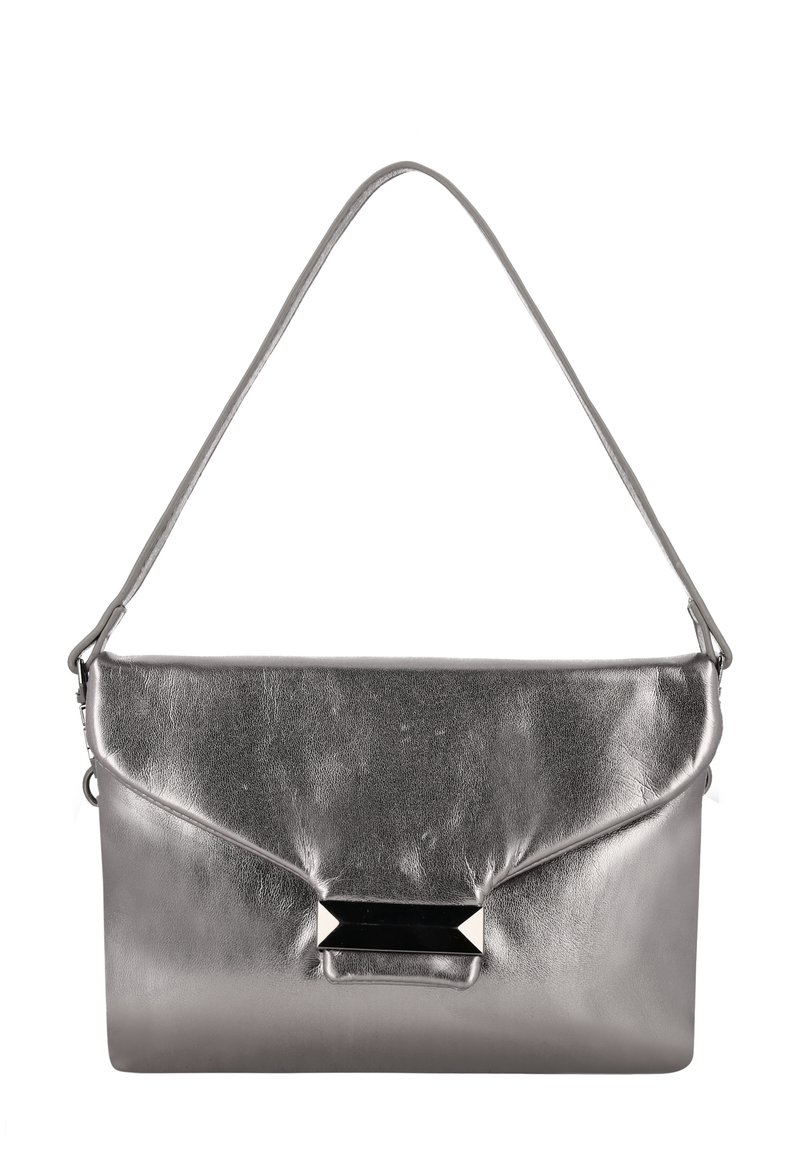 Metallic sølv håndtaske med en glat tekstur, elegant design og en fremtrædende sort rektangulær accent på frontklappen.