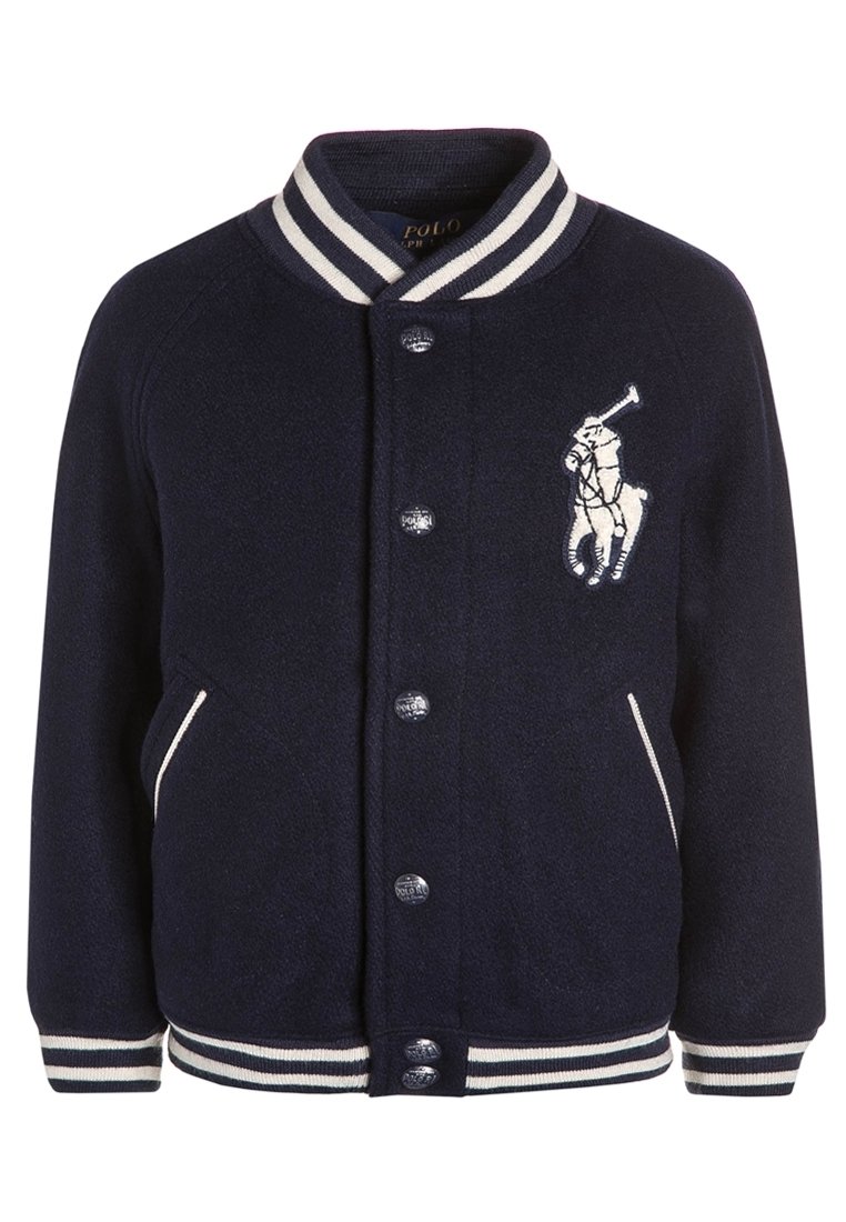 Marinblå ull varsityjacka med vitrandig ribbad krage och ärmslut. Har en vit broderad hästlogotyp och tryckknappsstängning.