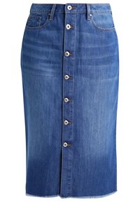 Falda midi de mezclilla, azul claro, con cierre frontal de botones, cinco botones con detalles metálicos, dos bolsillos frontales y dobladillo sin terminar.