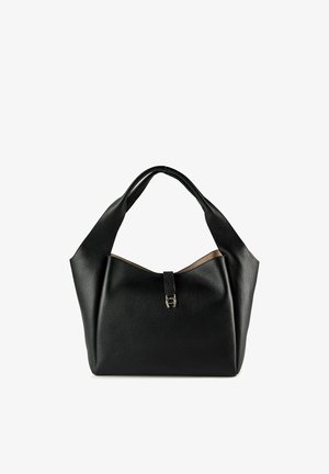 Borsa a mano in pelle nera con finitura testurizzata, caratterizzata da una forma triangolare unica, manici lisci e una chiusura centrale in metallo.