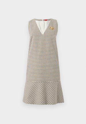 Ärmelloses, beige-schwarz kariertes Kleid mit tiefem V-Ausschnitt und gerafftem Saum, verziert mit einer kleinen goldenen Schmetterlingsbrosche auf der linken Brust.