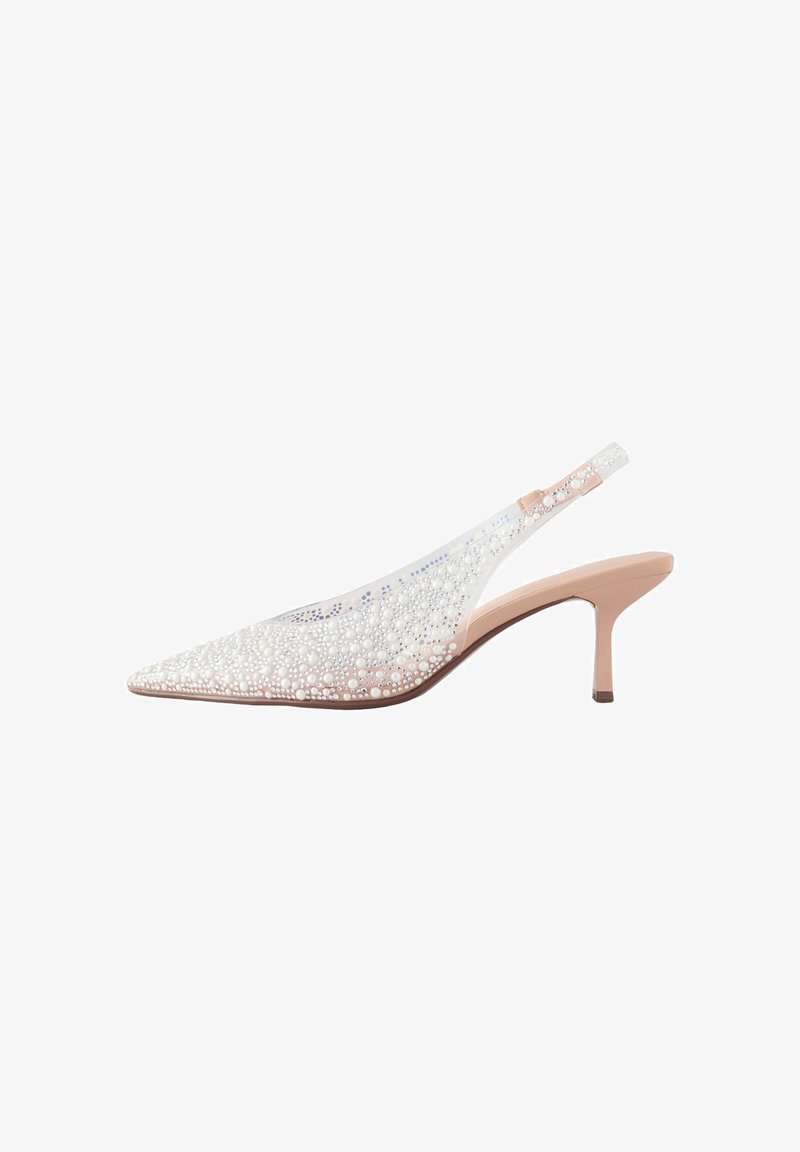 Białe buty na slingback z ostrym noskiem, ozdobione perłowymi koralikami i teksturowaną cholewką. Jasnoróżowy obcas dodaje subtelnego kontrastu.
