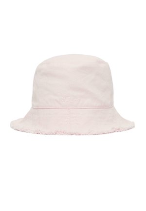 Chapeau seau rose clair avec une texture douce et un bord légèrement effiloché, présentant des coutures ton sur ton discrètes autour du bord.