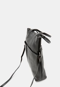 Čierna kožená crossbody taška s dvoma hornými uchami, hladkou textúrou a bočnou vreckom. Obsahuje nastaviteľný popruh a strieborné kovania.