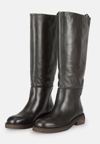 Botas altas de cuero negro con textura suave, punta redondeada y un tacón bajo apilado; cuentan con un sutil dobladillo superior y un detalle de costura lateral.
