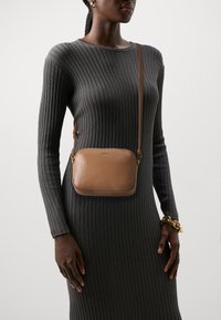 LIU JO M CAMERA CASE - Sac bandoulière - teddy