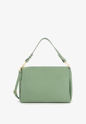 Grøn lædertaske med en pebble-tekstur, justerbar rem og hardware i guldtoner. Rektangulær form med lynlåslukning.