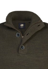 Suéter de punto verde oscuro con un cuello alto, dos botones, una cremallera y textura acanalada con una etiqueta de tela.