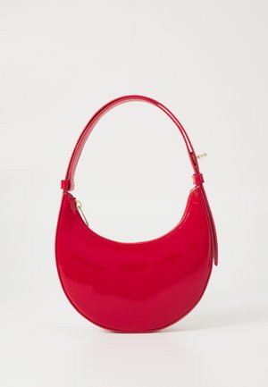 Bolso de mano de charol rojo con una silueta curva, un mango corto y un cierre con cremallera, que presenta una textura lisa y brillante.