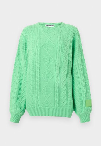 Maglione lavorato a maglia verde menta con motivo a treccia testurizzato, forme a diamante, maniche ampie e orlo a coste con un'etichetta logo sulla manica.