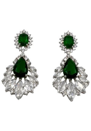 Coppia di orecchini in argento con grandi pietre verdi ovali e a goccia circondate da cristalli trasparenti tagliati a marquise.