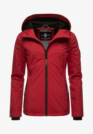 Punane isoleeritud jakk kapuutsiga, millel on lukuga eesmine osa, küljetaskud ja elastsed mansetid. Sile tekstuur kontrastse musta voodriga.