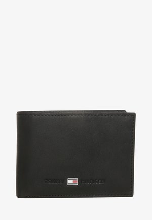 Carteira de couro preto com uma textura suave, apresentando a marca "TOMMY HILFIGER" em relevo e um pequeno logótipo colorido na frente. Design compacto.