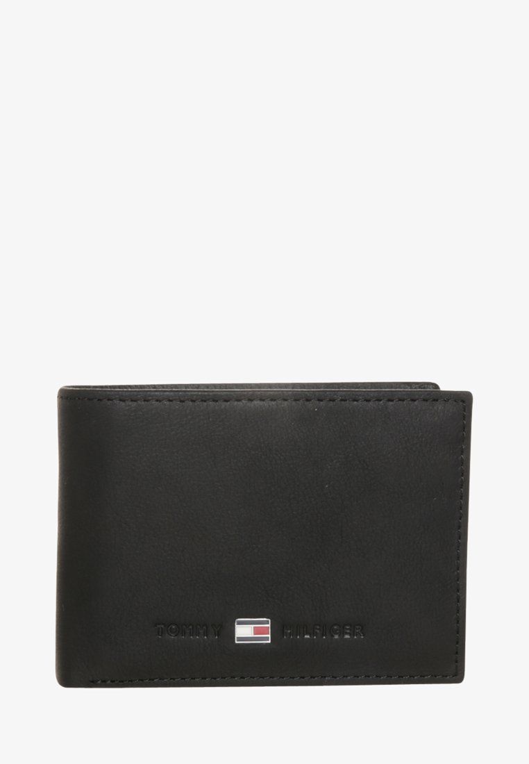 Czarny skórzany portfel o gładkiej fakturze, z wytłoczonym logo "TOMMY HILFIGER" i małym kolorowym znakiem na przedniej stronie. Kompaktowy design.