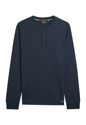 Dunkelblaues Langarm-Henley-Shirt mit drei Knöpfen vorne und rundem Ausschnitt, mit einem kleinen Markenlabel nahe dem unteren Saum.