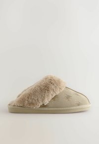 Chausson beige avec un dessus moelleux et texturé et une doublure douce. Présente un motif animal subtil et une semelle plate.