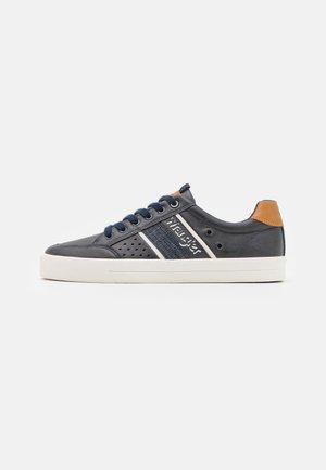 Sneaker in pelle blu con suola bianca, design perforato, striscia in denim a contrasto e accentuazione in pelle color nocciola sul tallone. Presenta lacci blu.