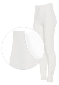 Weiße hochtaillierte nahtlose Leggings mit einer Nahaufnahme, die glatten Stoff und flache Nähte am Bund zeigt.