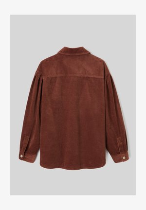 Chemise en velours côtelé marron avec col, manches longues et poignets à boutons. Présente des côtes verticales et un ourlet droit. Vue de dos sans ornements.