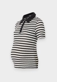 Svart og hvitstripete polo-skjorte med korte ermer, svart krage og knapperekke foran, designet for graviditetsbruk.